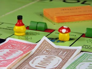 cati bani se dau la monopoly